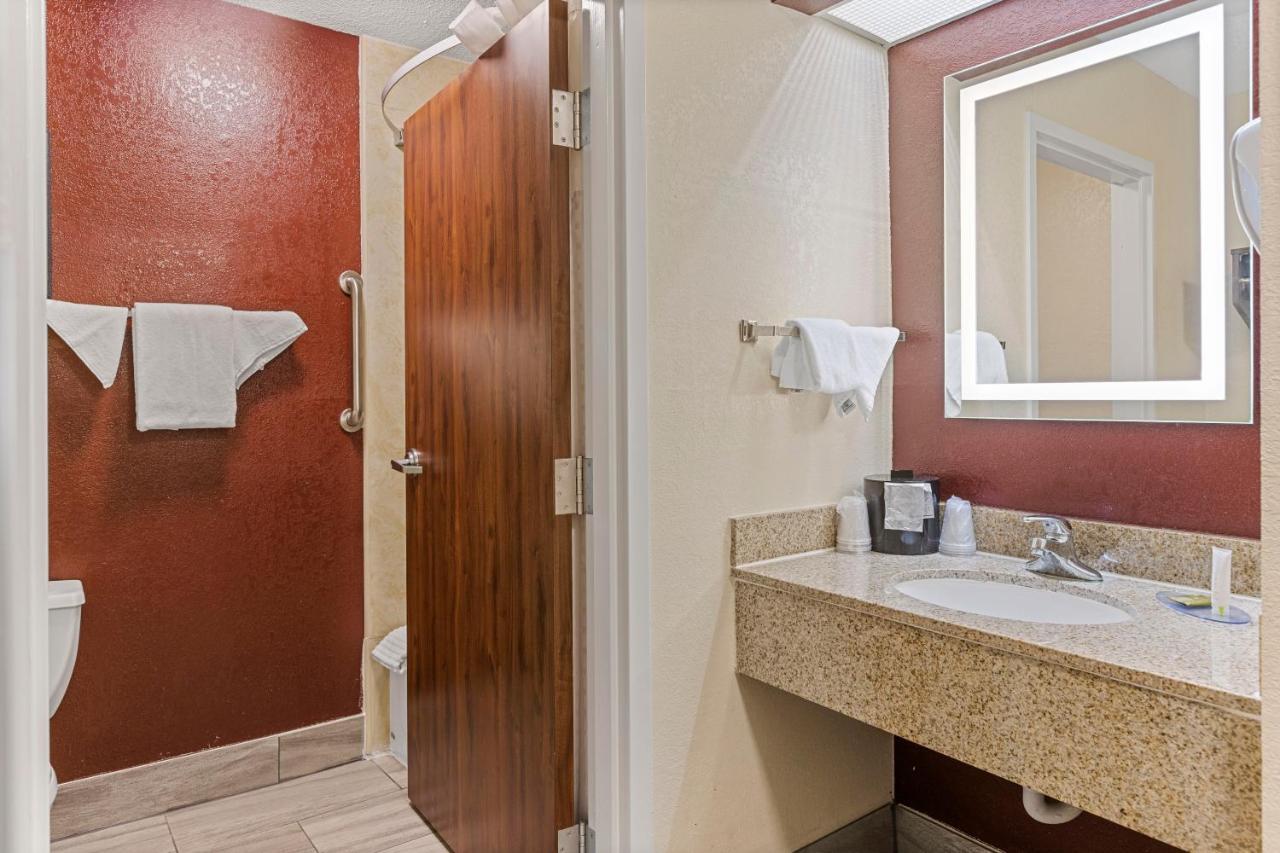 Clarion Pointe Savannah Gateway I-95 Exterior photo